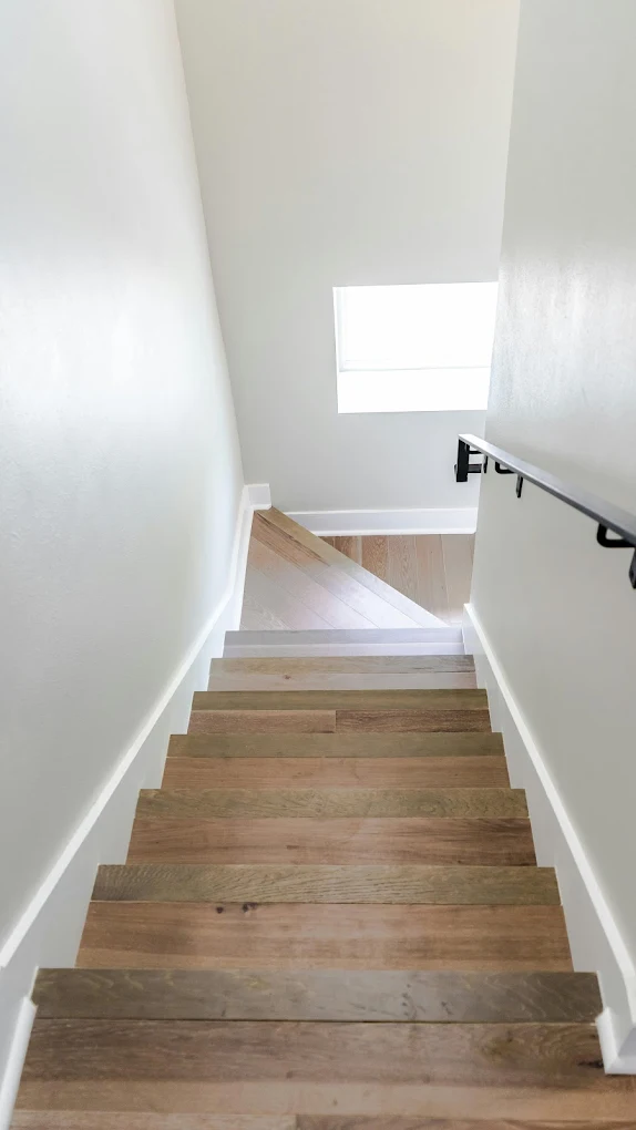 Cage d'escalier lumineuse avec murs repeints et finitions propres