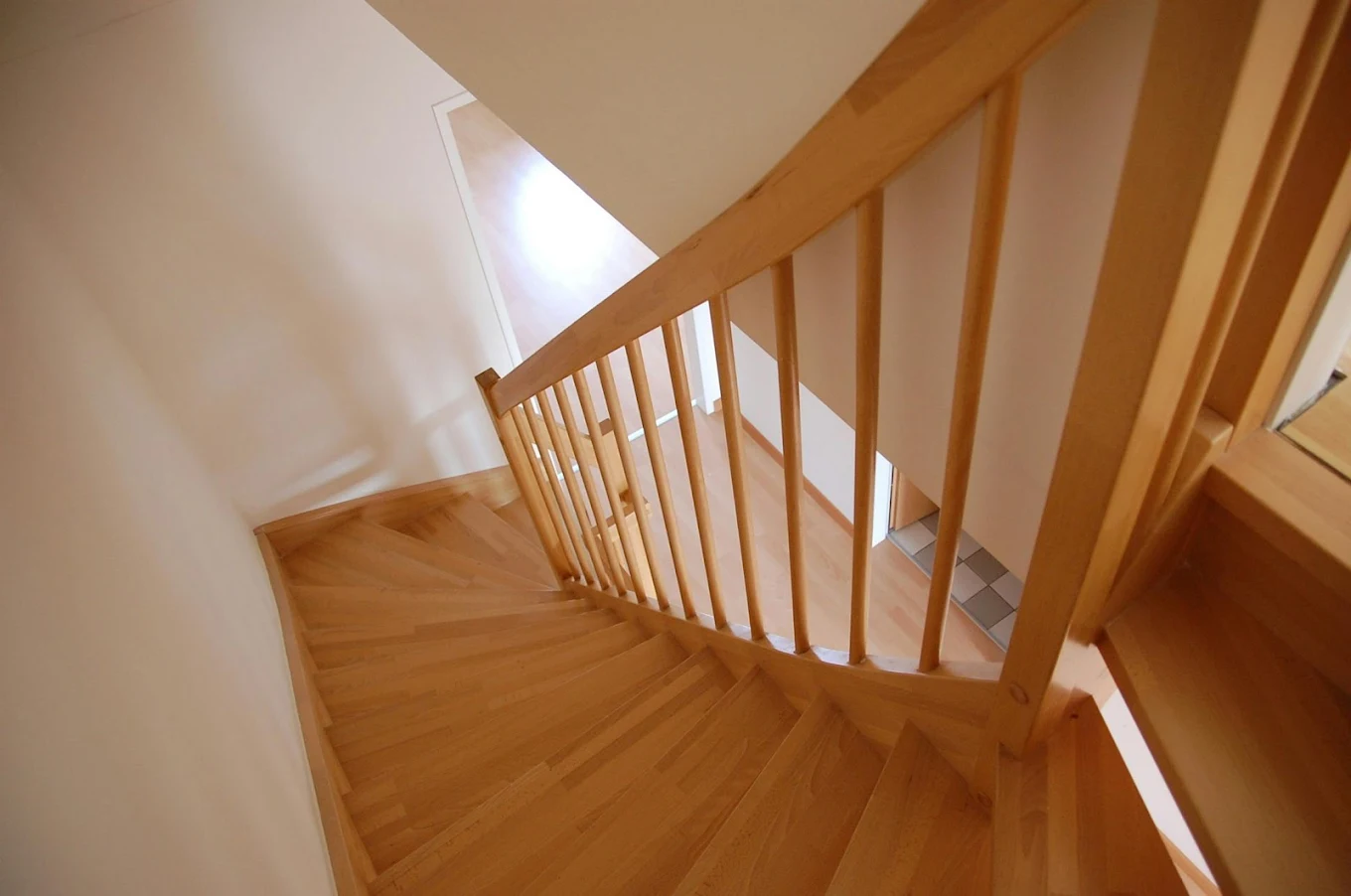 Escalier intérieur en bois avec murs clairs après travaux de peinture