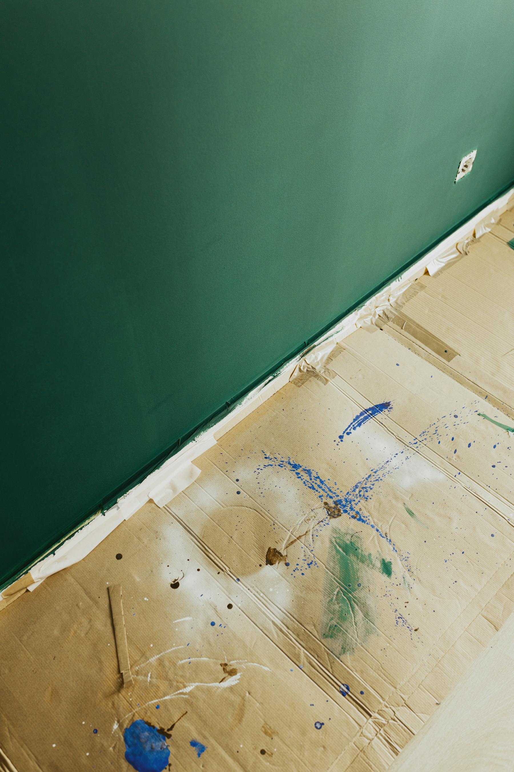 Mur intérieur peint avec protection au sol