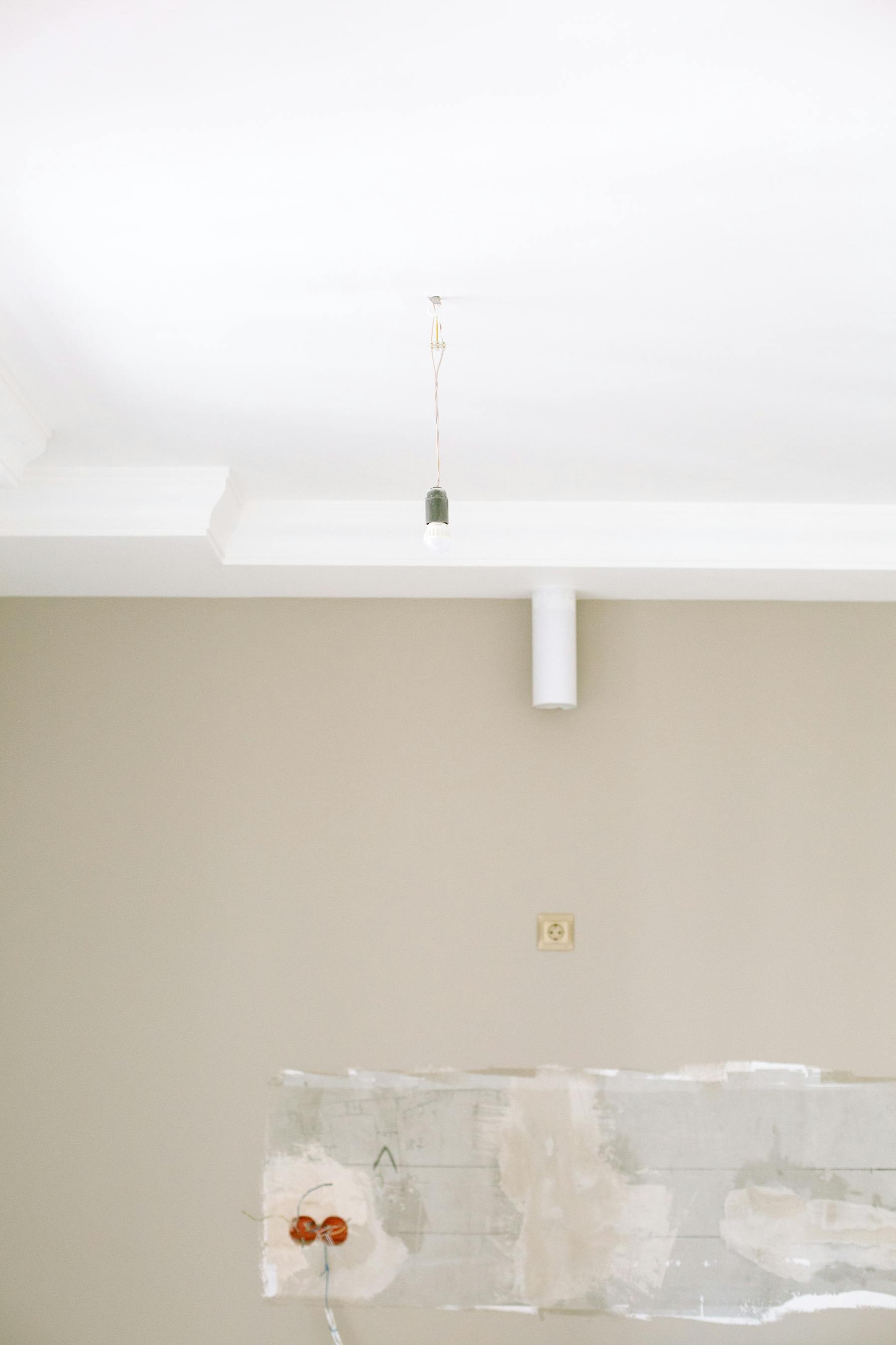 Pièce en rénovation avec murs préparés avant finition